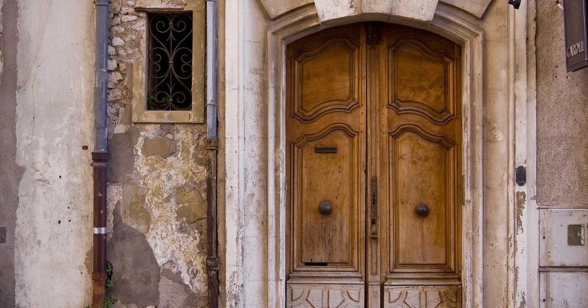 6 Essential Items from the Gentleman’s Traveling Trunk of the 1920s