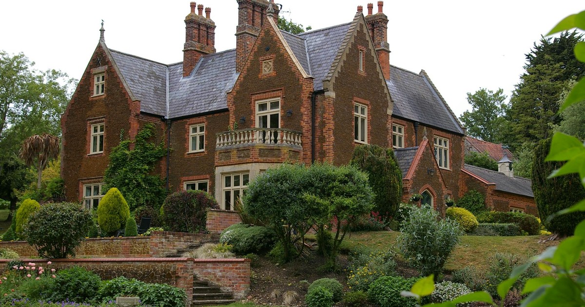 6 Pioneering Horticultural Techniques That Transformed Formal Garden Design in the Victorian Era