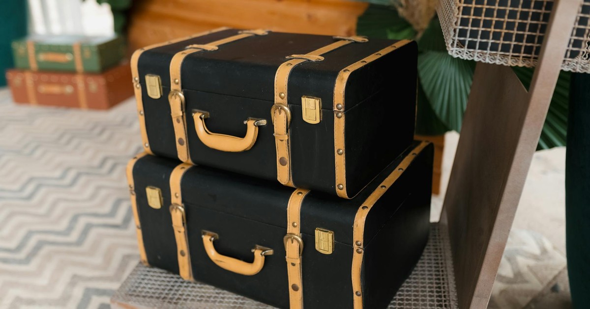 6 Essential Items from the Gentleman’s Traveling Trunk of the 1920s